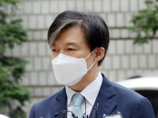 자녀 입시비리ㆍ감찰 무마 의혹을 받는 조국 전 법무부 장관이 지난 6월19일 공판에 참석하기 위해 서울 서초구 중앙지법으로 들어서며 취재진으로부터 질문을 받고 있다. [이미지출처=연합뉴스]