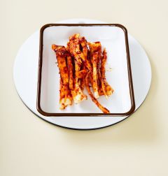 3. 도라지에 양념장을 골고루 발라 5분 정도 재운다.