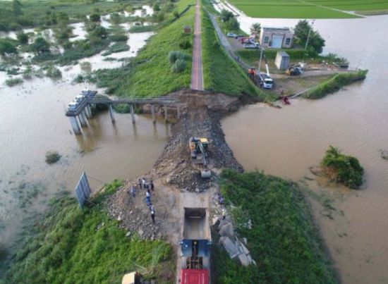 사진은 10일 경남 창녕군 이방면 장천배수장 인근 낙동강 제방에서 긴급 복구작업이 진행되고 있는 모습. 전날 새벽 폭우로 붕괴했던 제방이다. [연합뉴스]