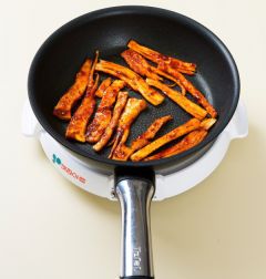 4. 식용유를 살짝 두른 팬에 양념한 도라지를 앞뒤로 굽는다.