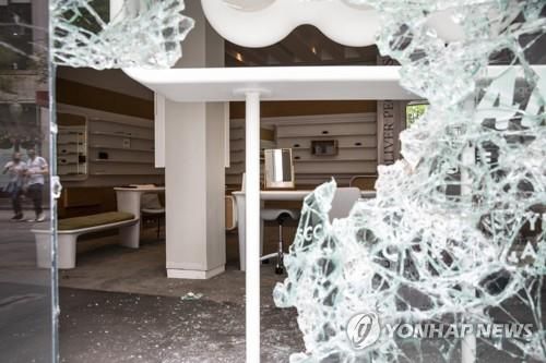 폭동과 약탈 대상이 된 시카고 올리버 피플스 매장 [이미지출처=연합뉴스]