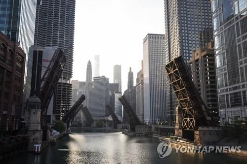 도심 진출입 통제를 위해 일제히 들어올려진 시카고강 다리 [이미지출처=연합뉴스]