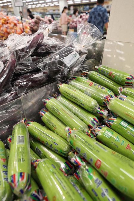 장마 영향으로 채소류 가격이 크게 오르고 있다. 13일 서울 시내 한 대형마트에서 시민들이 장을 보고 있다. /문호남 기자 munonam@