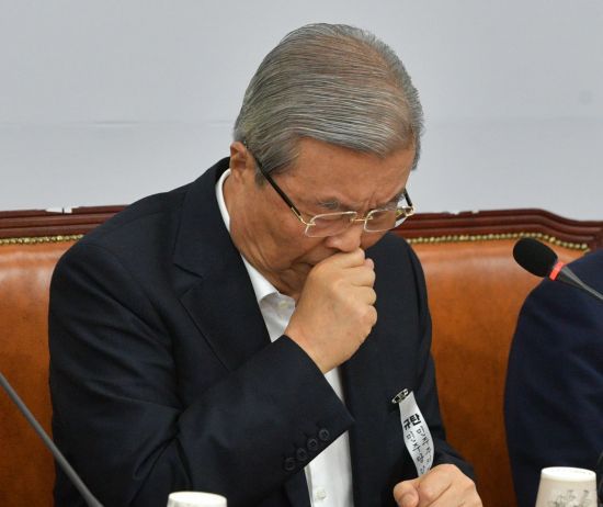 김종인 미래통합당 비대위원장이 3일 국회에서 열린 비상대책위원회의에 참석, 모두발언을 마친 후 헛기침을 하고 있다./윤동주 기자 doso7@