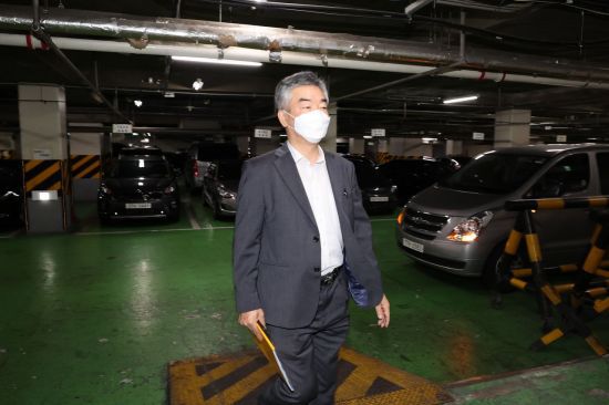 고(故) 박원순 전 서울시장의 성추행 방조 의혹을 받는 김주명 전 서울시장 비서실장이 13일 오전 서울지방경찰청에서 관련 조사를 받기 위해 출석하고 있다. [이미지 출처=연합뉴스]