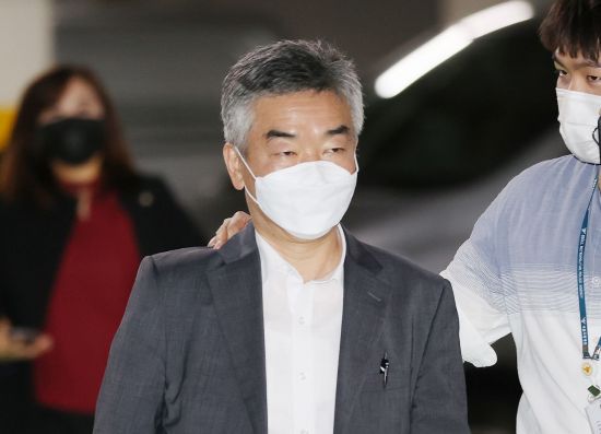 고(故) 박원순 전 서울시장의 비서실장을 지낸 김주명 서울시평생교육진흥원장이 13일 오전 서울지방경찰청에서 박 전 시장의 성추행 방조 혐의 관련 조사를 받기 위해 출석하고 있다. [이미지 출처=연합뉴스]