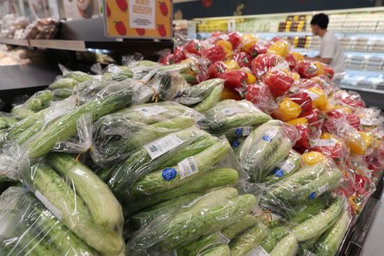 장마 영향으로 채소류 가격이 크게 오르고 있다. 13일 서울 시내 한 대형마트에서 시민들이 장을 보고 있다. /문호남 기자 munonam@