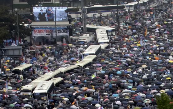 지난 15일 오후 서울 종로구 동화면세점 앞에서 열린 정부 및 여당 규탄 관련 집회에서 사랑제일교회 전광훈 목사가 발언하고 있다. [이미지출처=연합뉴스]