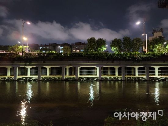 갤럭시노트20 울트라로 야간에 홍제천 일대를 촬영한 사진