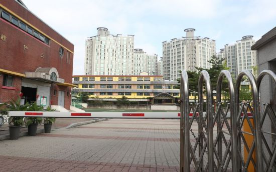 코로나19 지역 감염 확산으로 서울 성북구·강북구와 경기 용인시 전체, 경기 양평군 일부 소재 유치원·학교가 2주간 원격 수업을 하기로 한 18일 오전 서울 성북구 삼선초등학교가 썰렁한 모습이다. [이미지출처=연합뉴스]