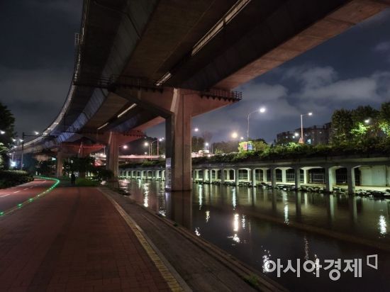 갤럭시노트20 울트라로 야간에 홍제천 일대를 촬영한 사진