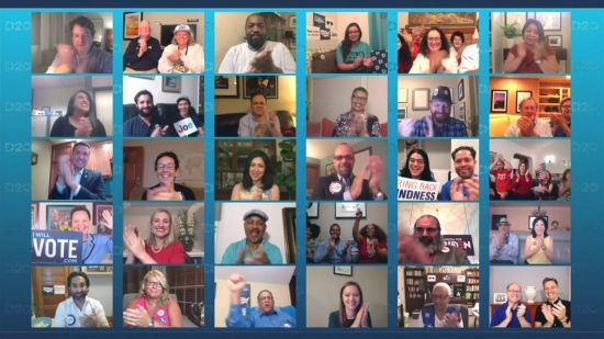 17일(현지시간) 화상으로 진행된 미국 민주당 전당대회를 지켜본 유권자들이 미셸 오바마 여사의 연설이 끝난 뒤 박수를 치고 있다. [이미지출처=로이터연합뉴스]