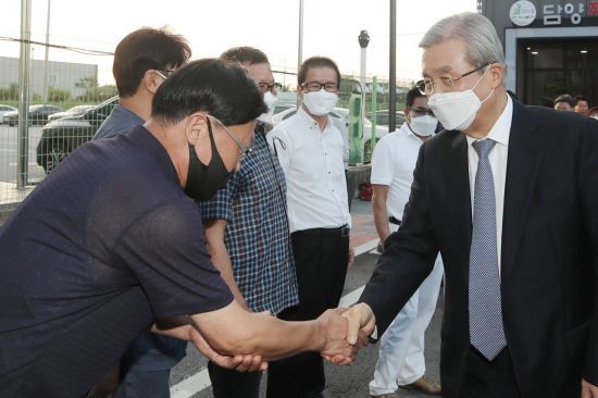 김종인 미래통합당 비상대책위원장이 19일 오후 광주 서구 마륵동 한 식당에서 5·18 단체와 만찬을 마치고 나와 인사를 하고 있다. [이미지출처=연합뉴스]