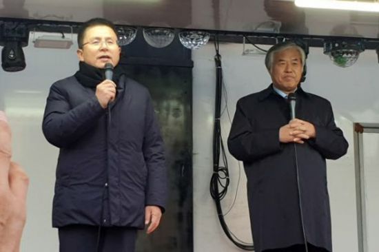 황교안(왼쪽) 전 자유한국당 대표가 지난해 11월20일 청와대 분수대 인근에서 열린 '문재인 하야 범국민투쟁본부' 주최 집회 당시 총괄대표인 전광훈 사랑제일교회 담임목사와 함께 연단에서 연설하는 모습. / 사진=연합뉴스