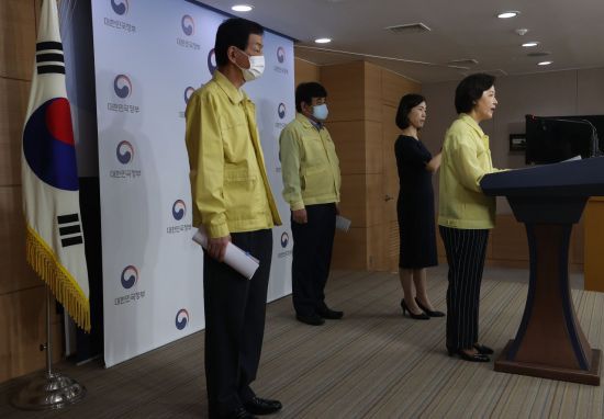 21일 오후 정부서우청사에서 진행된 대국민 담화 발표에 참석한 추미애 법무부 장관, 진영 행정안전부 장관, 한상혁 방송통신위원장 [이미지출처=연합뉴스]