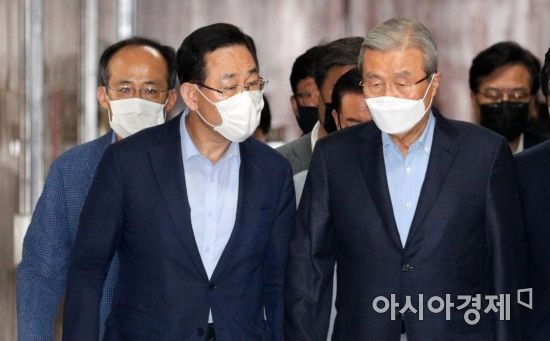 김종인 미래통합당 비대위원장과 주호영 원내대표가 23일 국회에서 열린 코로나19관련 긴급대책회의에 참석하며 대화를 나누고 있다./윤동주 기자 doso7@