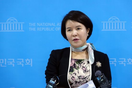 허윤정 더불어민주당 대변인이 지난 5월8일 국회 소통관 기자회견장에서 권리당원 투표결과에 관해 발표하고 있다. [이미지출처=연합뉴스]