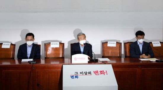 김종인 미래통합당 비상대책위원장이 23일 국회에서 열린 코로나19관련 긴급대책회의에서 발언하고있다. 왼쪽부터 주호영 원내대표, 김종인, 신상진 당 코로나19 대책 특위원장. [이미지출처=연합뉴스]