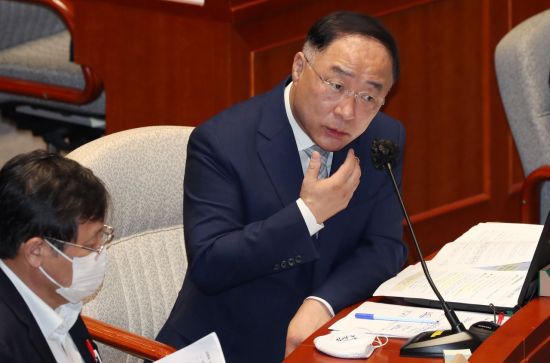 홍남기 경제부총리가 24일 국회 예산결산특별위원회 전체회의에서 질의에 답변하고 있다. / 사진=연합뉴스
