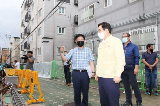 이동진 도봉구청장이 지난 3일 집중호우에 대비해 공사 현장을 점검하고 있다.