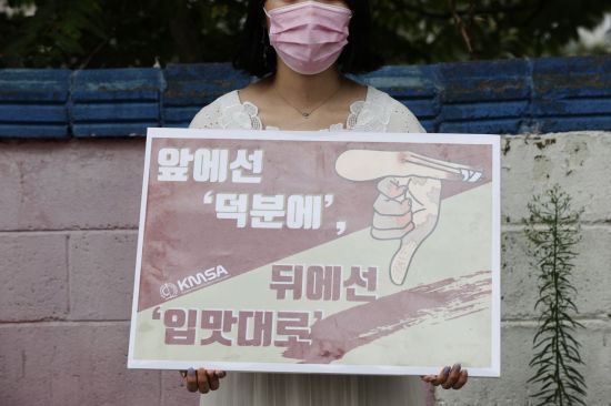 중앙대학교 의과대학 학생이 지난 13일 오전 서울 동작구 흑석역 인근에서 의대 정원 증가 및 공공 의대 설립 반대 침묵시위를 하고 있다/사진=연합뉴스