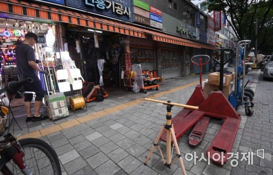 신종 코로나바이러스감염증(코로나19) 재확산에 따라 서울과 경기 등 수도권 소상공인 밀집지역에 불황이 이어진 21일 서울 중구 청계천 공구상가 일대가 썰렁한 모습을 보이고 있다./김현민 기자 kimhyun81@