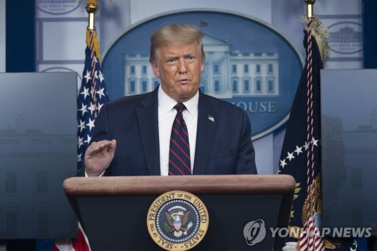 도널드 트럼프 미국 대통령은 지난 4일(현지시간) 워싱턴 백악관에서 열린 언론 브리핑에서 중국 모바일 동영상 공유앱 '틱톡'의 미국 사업 매각 추진과 관련해 "틱톡 거래대금의 큰 몫이 재무부로 가야할 것"이라고 밝혔다. / 사진=연합뉴스