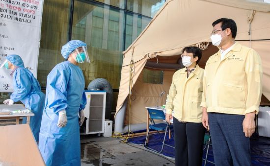 성장현 서울 용산구청장이 25일 보건소 선별진료소를 찾아 태풍 '바비' 북상에 따른 대비 상황을 점검하고 있다.