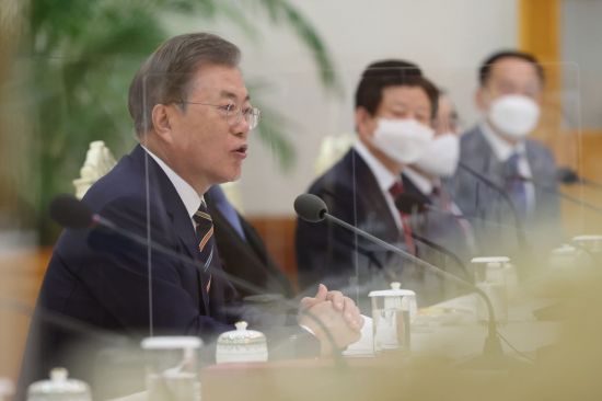 문재인 대통령이 27일 청와대 본관에서 열린 한국 개신교회 지도자 초청 간담회에서 발언하고 있다.  
    문 대통령은 신종 코로나바이러스 감염증(코로나19) 확산 방지를 위한 정부의 방역 노력에 교회가 적극적으로 협조해줄 것을 당부했다.