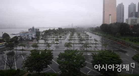 장마전선의 영향으로 닷새째 집중호우가 계속된 6일 팔당댐과 소양강댐 방류 영향으로 한강 수위가 상승된 가운데 서울 여의도한강공원 주차장이 텅 비어 있다./김현민 기자 kimhyun81@