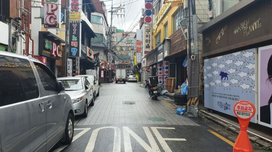 27일 오전 서울 성동구 왕십리역 인근. 사람들의 발걸음이 줄면서 거리가 한산하다.