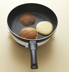 2. 팬에 기름을 닦아내듯이 두른 후 한 국자씩 떠서 노릇노릇하게 지진다.