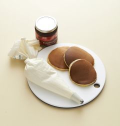 4. 생크림은 거품을 내어 팬케이크에 얹고 파인애플을 얹은 다음 생크림을 가운데 가득 짠다. 메이플 시럽과 딸기 콤포트를 곁들인다.