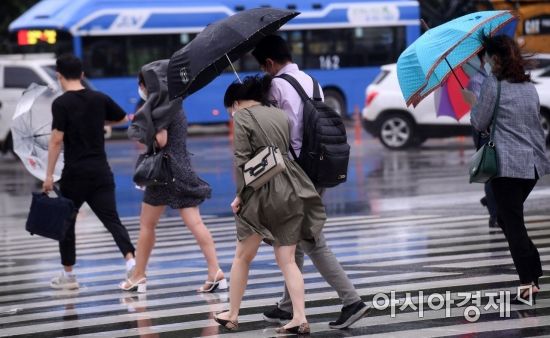 제8호 태풍 '바비'(Bavi)가 서해안을 따라 북상한 27일 서울 여의도에서 시민들이 우산을 쓴 채 발걸음을 재촉하고 있다./김현민 기자 kimhyun81@