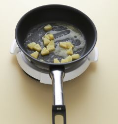 3. 파인애플은 작게 썰어서 팬에 버터를 두르고 볶는다.