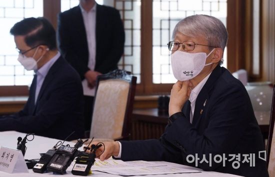 최기영 과학기술정보통신부 장관이 15일 서울 종로구 정부서울청사에서 열린 통신사 CEO 간담회에서 모두 발언을 하고 있다./김현민 기자 kimhyun81@