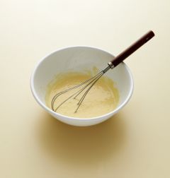 1. 팬케이크 믹스에 달걀과 우유를 넣어 반죽한다.