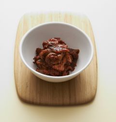 2. 분량의 양념 재료를 모두 섞어 오징어와 쇠고기에 버무린다.
(고춧가루 3, 고추장 1, 간장 2, 맛술 2, 설탕 1, 물엿 1, 멸치액젓 1, 다진 마늘 1)