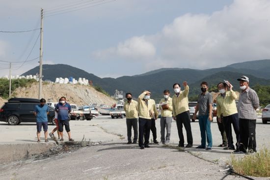 신우철 완도군수가 지난 27일 오후 관내 태풍 피해 지역을 점검하고 있다. (사진=완도군 제공)