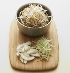 3. 숙주는 씻어 건지고 양파와 대파는 채 썬다.