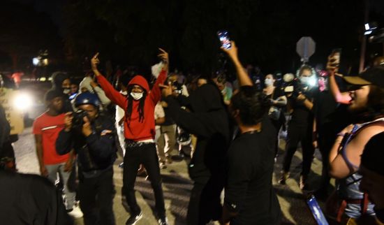 흑인 제이컵 블레이드에 대한 총격에 항의하는 시위대들이 26일 밤 위스콘신주 커노샤에서 행진하고 있다. [이미지출처=EPA연합뉴스]