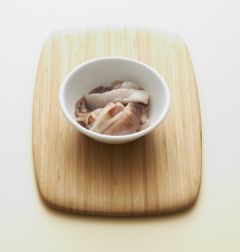 1. 오징어는 손질하여 먹기 좋은 크기로 썬다.