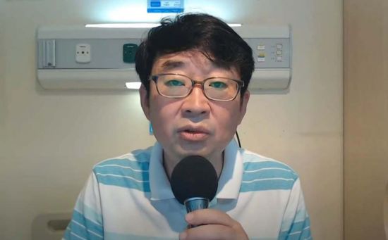 보수 성향 유튜브 채널 '신의 한 수' 진행자 신혜식 대표가 신종 코로나바이러스 감염증(코로나19) 확진 판정을 받았다. 사진은 신혜식 대표가 병원에서 방송하는 모습. 사진=유튜브 채널 '신의 한 수' 영상 캡처·연합뉴스