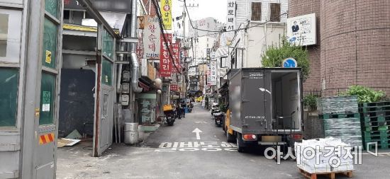 31일 오전 서울 중구 을지로 먹자골목. 사회적 거리두기 2.5단계가 시행 중인 가운데 한산한 모습을 보이고 있다.사진=한승곤 기자 hsg@asiae.co.kr