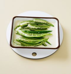 3. 부침가루에 물 1/4컵을 넣어 잘 푼 다음 풋고추를 넣어 가볍게 섞는다.