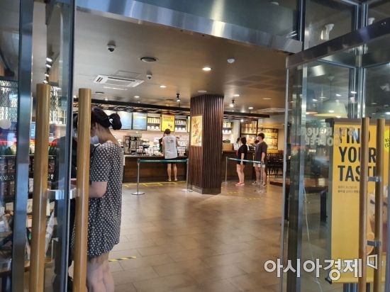 30일 오후 송파구 소재 한 스타벅스. 손님들이 직원들의 안내에 따라 줄을 서 테이크아웃 전용 커피를 구매하고 있다.