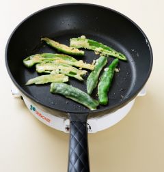 4. 팬에 식용유를 두르고 풋고추를 넣어 앞뒤로 노릇노릇하게 지진다. 풋고추를 먹기 좋게 썰어 양념을 넣어 버무린다.