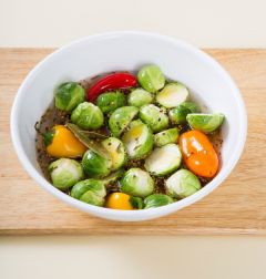 4. 냄비에 분량의 절임물 재료를 모두 넣고 끓여 설탕과 소금이 녹으면 완전히 식혀 채소에 붓는다.
(Tip 채소의 색감을 살리려면 절임물을 식혀서 붓고, 아삭한 맛을 더하려면 절임물이 뜨거울 때 부으면 된다.)