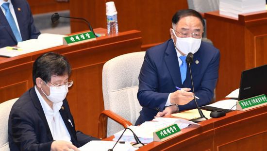 홍남기 경제부총리가 지난달 31일 오전 서울 여의도 국회에서 2019회계연도 결산 부별심사를 위해 열린 예산결산특별위원회 전체회의에서 의원질의에 답변하고 있다. [이미지출처=연합뉴스]