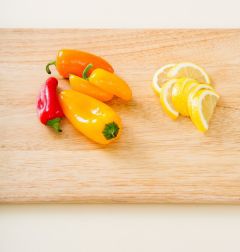 2. 미니 파프리카는 물에 씻어 물기를 빼고 레몬은 슬라이스 한다.